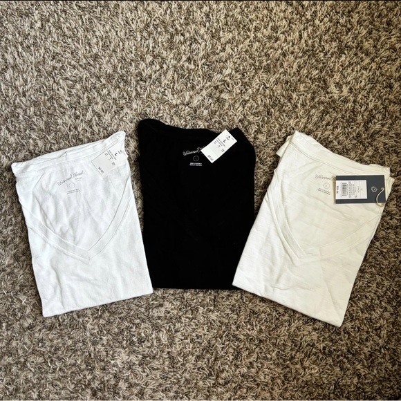 Universal Thread Women's 3pack Fitted V-Neck Short Sleeve T-Shirt black/white - Picture 2 of 6